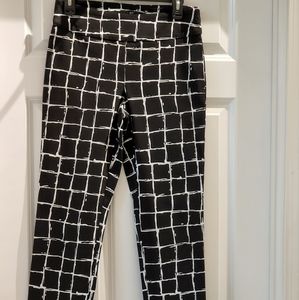Up techno basic slim leg ankle pants size waist 28 is inseam 28 Black/white